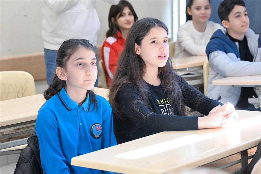 Başkan Bahçetepe’Den,  Ayşegül’E Karne Hediyesi