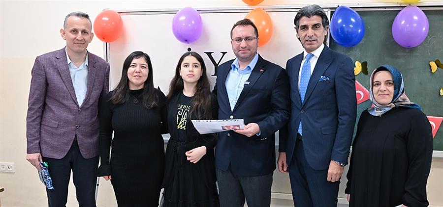 Başkan Bahçetepe’Den,  Ayşegül’E Karne Hediyesi